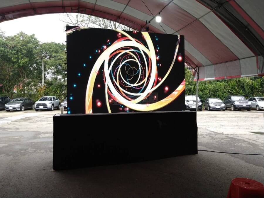 %E5%A4%A7%E5%A4%9A%E6%A1%8C%E6%95%B8%E8%BD%89%E6%92%AD-2-900x675 用餐時舞台轉播電視牆