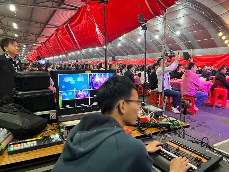 %E5%A4%A7%E5%A4%9A%E6%A1%8C%E6%95%B8%E8%BD%89%E6%92%AD-3-900x675 用餐時舞台轉播電視牆