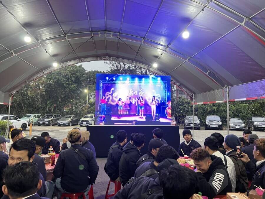 %E5%A4%A7%E5%A4%9A%E6%A1%8C%E6%95%B8%E8%BD%89%E6%92%AD-4-900x675 用餐時舞台轉播電視牆
