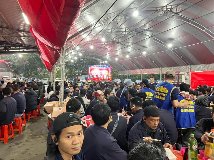 %E5%A4%A7%E5%A4%9A%E6%A1%8C%E6%95%B8%E8%BD%89%E6%92%AD-6-900x675 用餐時舞台轉播電視牆