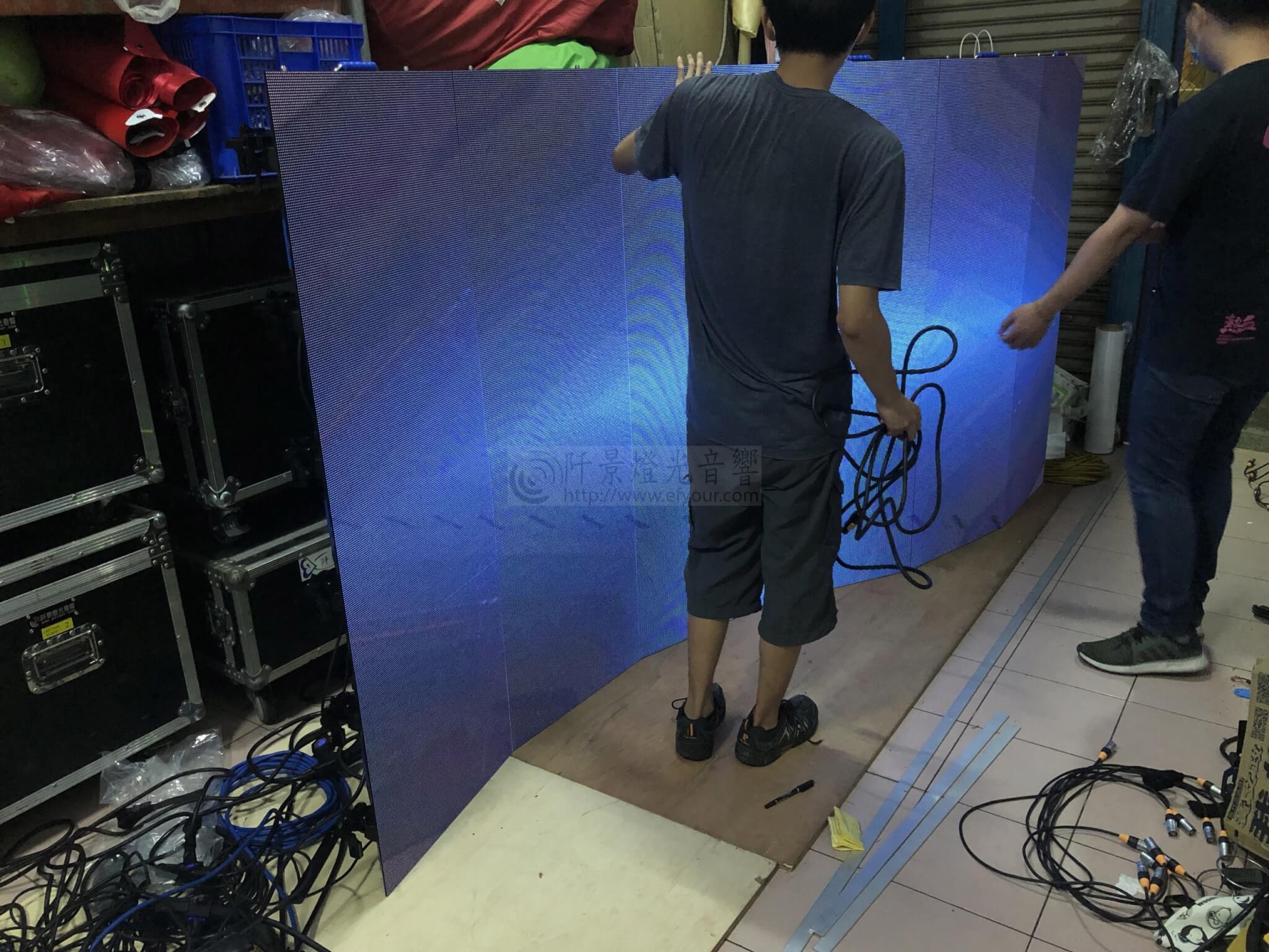 %E6%9B%B2%E9%9D%A2%E9%9B%BB%E8%A6%96%E7%89%862-3-scaled 曲面型電視牆 Ｐ3