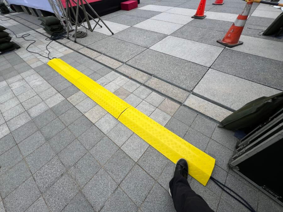 %E8%B6%85%E4%BD%8E%E9%AB%98%E5%BA%A6%E7%B7%9A%E6%A7%BD-3-900x675 低高度 線槽鋪設