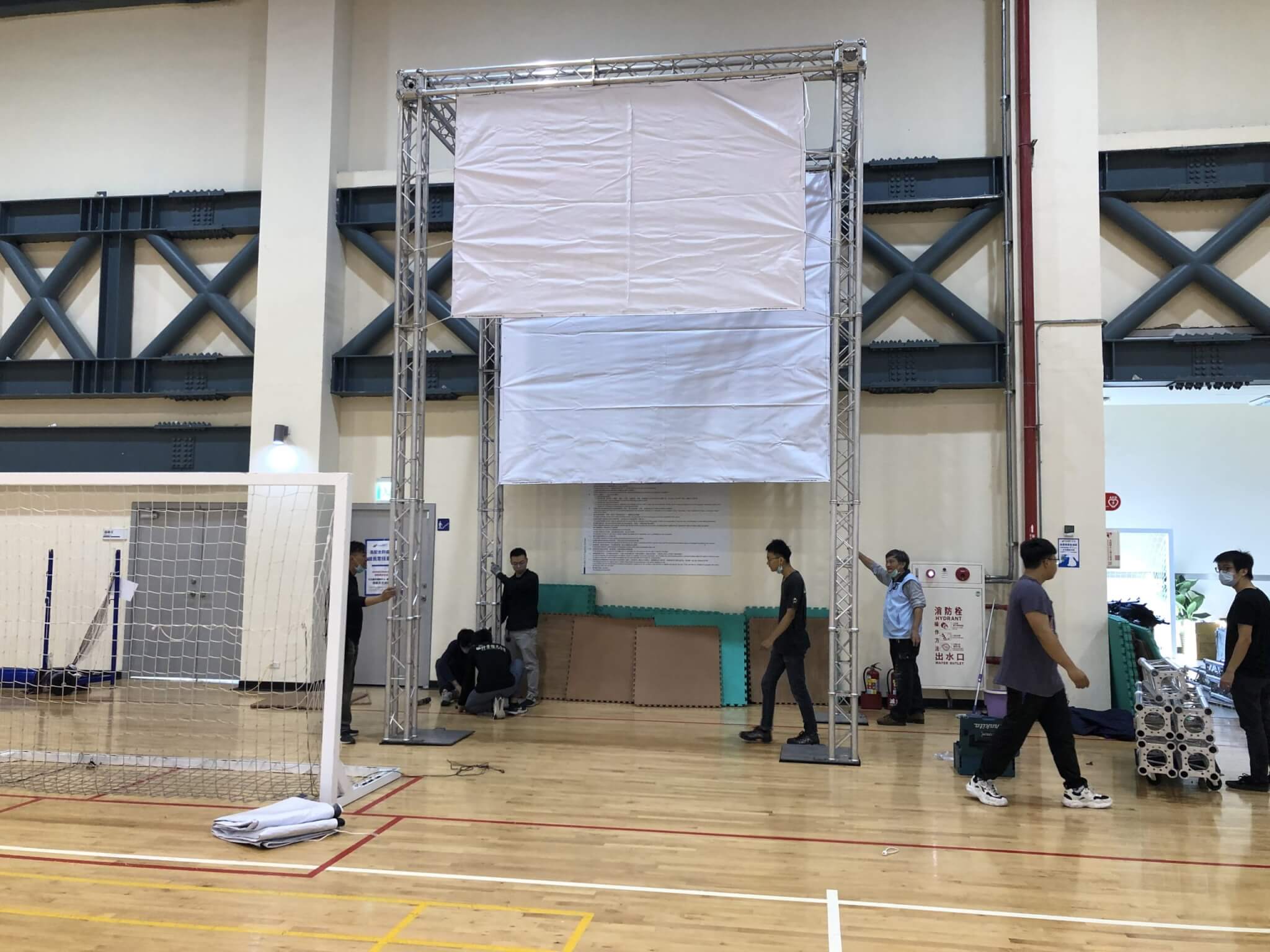 %E9%AB%94%E8%82%B2%E9%A4%A8%E8%A8%98%E5%88%86%E6%9D%BF%E9%98%B2%E8%AD%B7truss-1-scaled 體育館設備防護結構