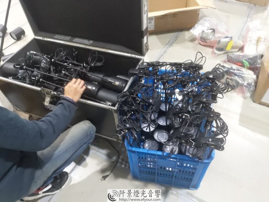 %E9%BB%91%E8%89%B2%E5%B1%95%E8%A6%BD%E5%A4%BE%E7%87%88-2-1024x768 服裝展覽夾燈/燈光規劃