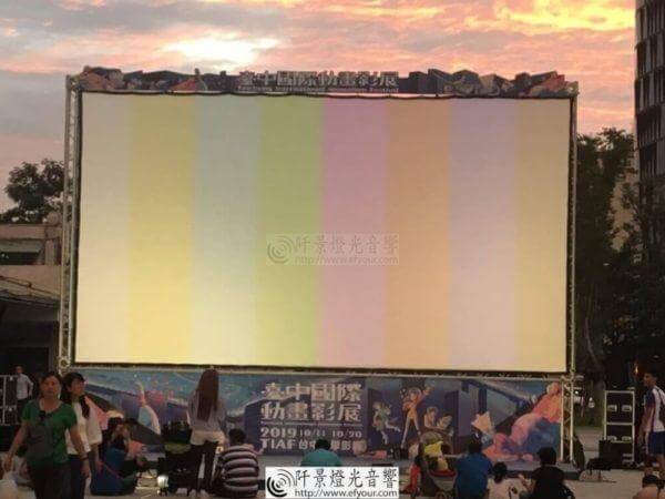 打造震撼戶外電影院，引爆人潮秘訣：巨大投影幕、正版公播片一站式服務！