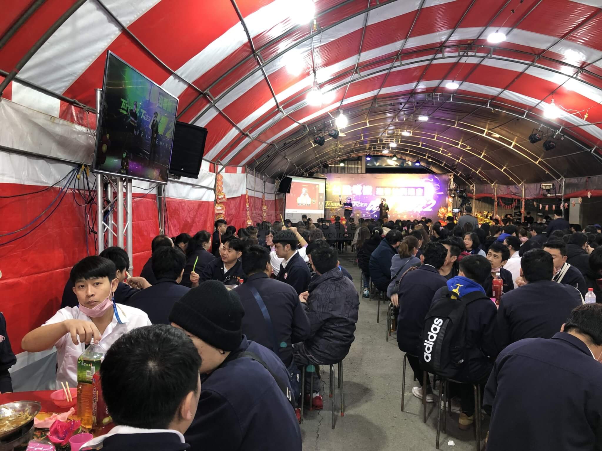 1300人大型春酒規劃設備出租9-scaled 千人春酒/燈光音響,轉播,帳篷設備規劃出租服務