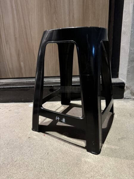 黑色塑膠椅