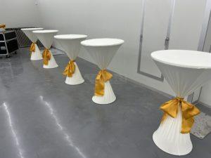 白色桌巾+金絲帶 高腳桌