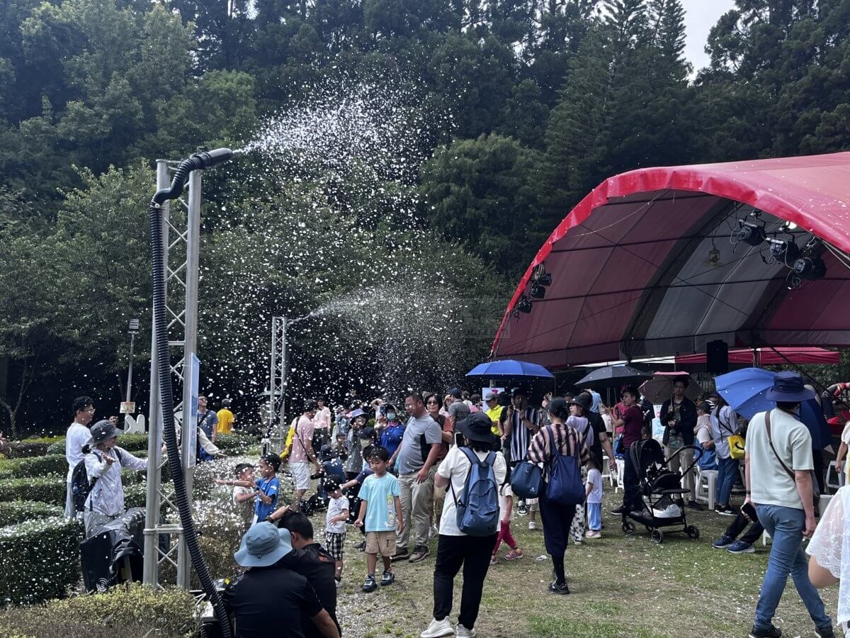 南投雪花機出租-2-1200x900 夏日奇蹟！雪花機打造清境高空步道夢幻雪景