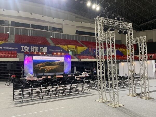 Read more about the article 活動電視牆、舞台、照明塔、桌椅整合服務，打造視覺背景！