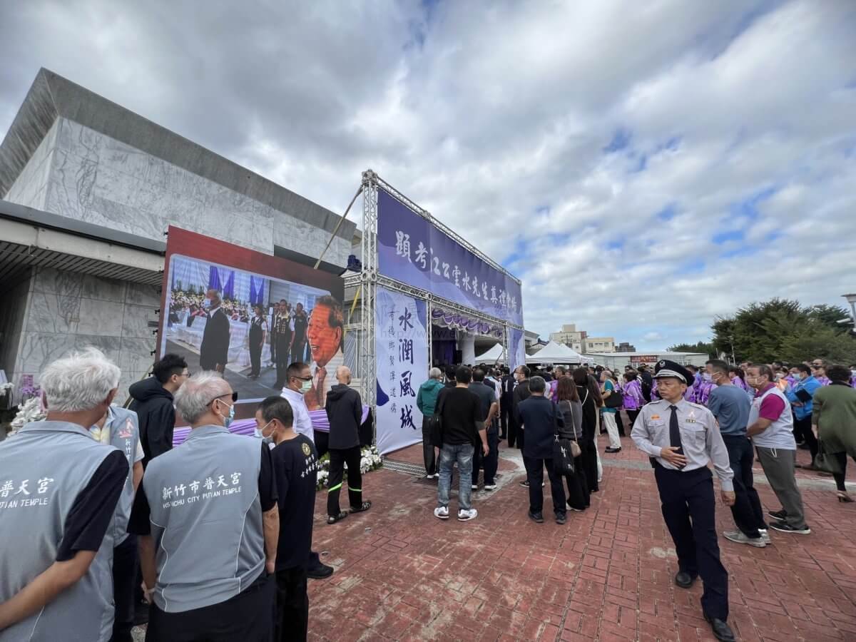 科技化靈堂服務方案，打造尊榮告別-8-1200x900 科技化靈堂服務方案，打造尊榮告別 (牌樓與電視牆花山結合)