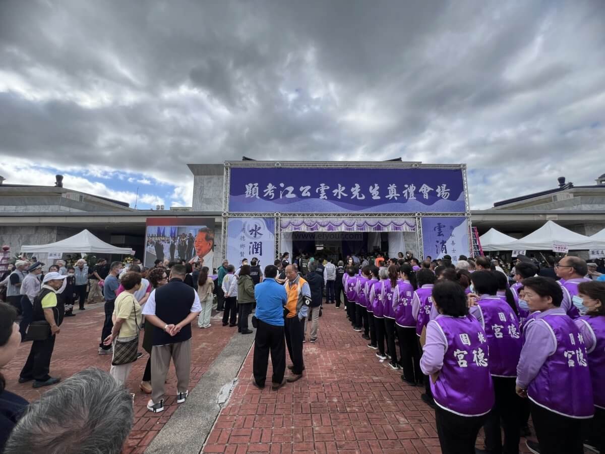 科技化靈堂服務方案，打造尊榮告別-9-1200x900 科技化靈堂服務方案，打造尊榮告別 (牌樓與電視牆花山結合)