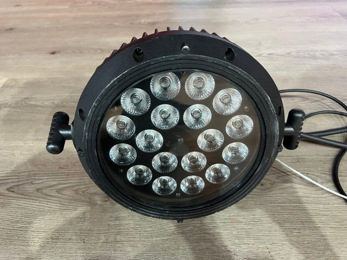 Waterproof-dyed-lights-2-1200x900 全防水5合1染色燈(5in1 LED PAR)