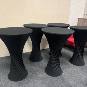 黑色高腳桌，俐落造型