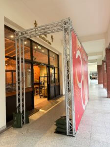 2026 派對打卡必備！【客製化拍照手拿板】全攻略：婚禮、徵才、畢業典禮一板搞定！