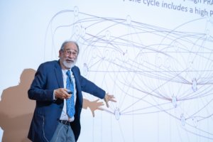 諾貝爾獎得主齊聚清華：AI 時代的醫療與市場新解方