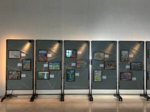 低預算打造高質感！小學生「環保城市」主題畫展佈置