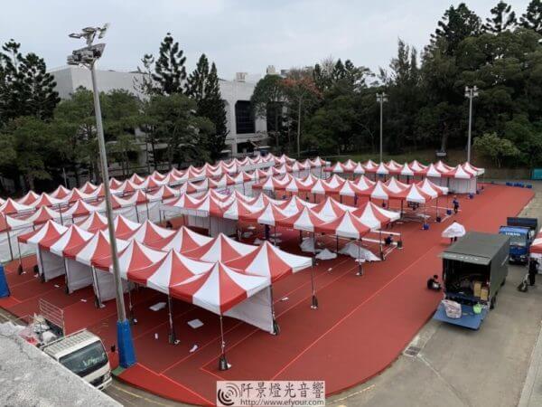 帳篷搭設過程放置地板防護墊鋪設