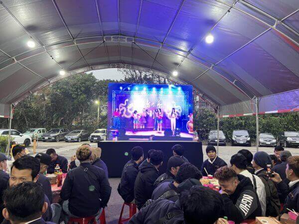 用餐時舞台轉播電視牆