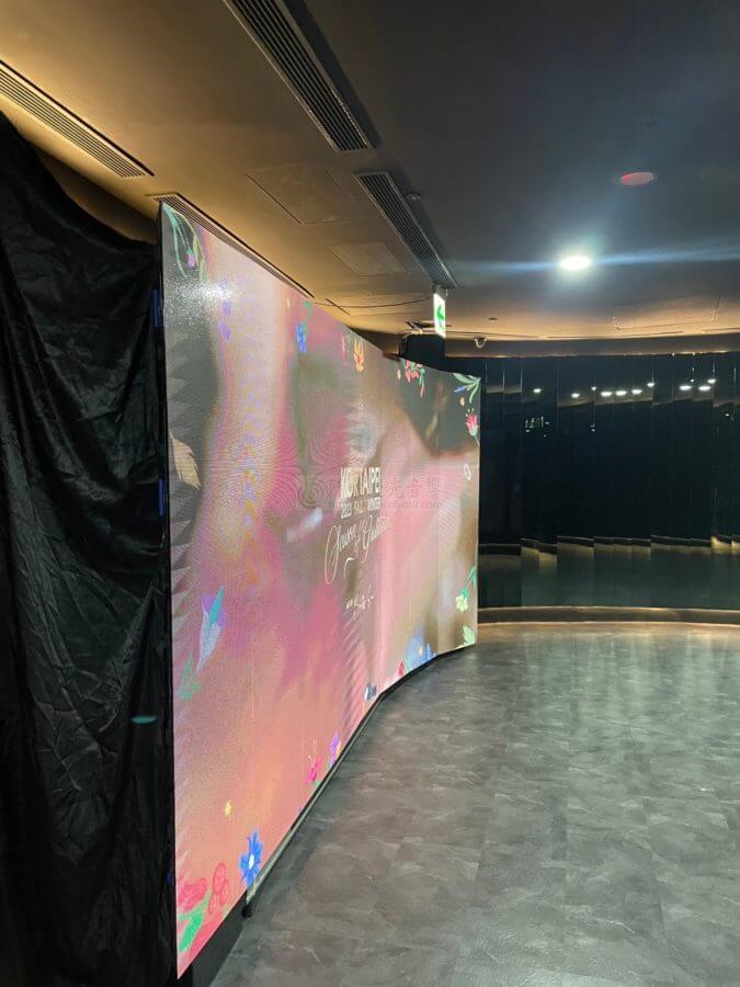 弧面電視牆1-1-675x900 科技弧面落地螢幕搭設