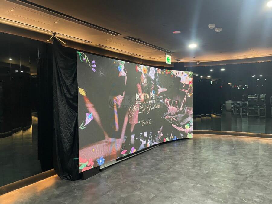 弧面電視牆2-4-900x675 科技弧面落地螢幕搭設