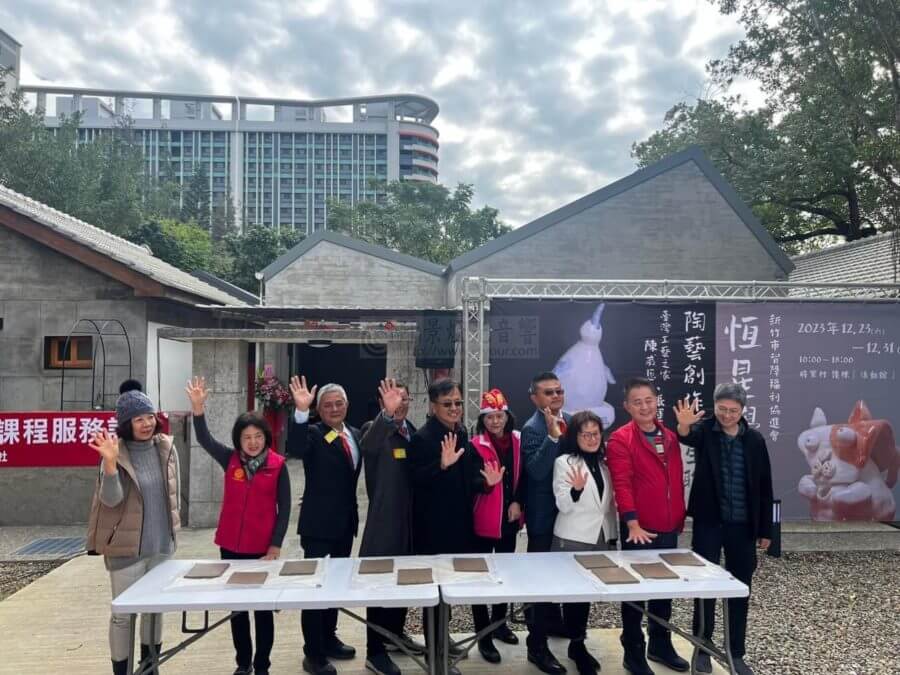 恆星學坊陶藝創作師生聯展-開幕記者會拍照看板製作-2-900x675 恆星學坊陶藝創作師生聯展 [開幕記者會+拍照看板製作]