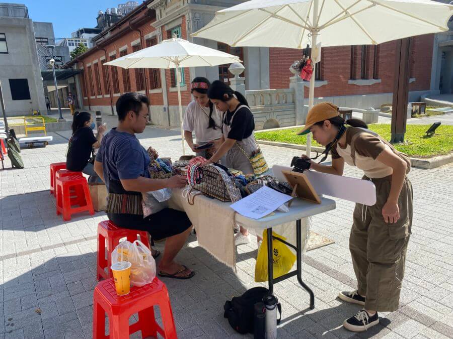 新竹美學館市集傘出租-3-900x675 新竹美學館市集陽傘桌椅出租