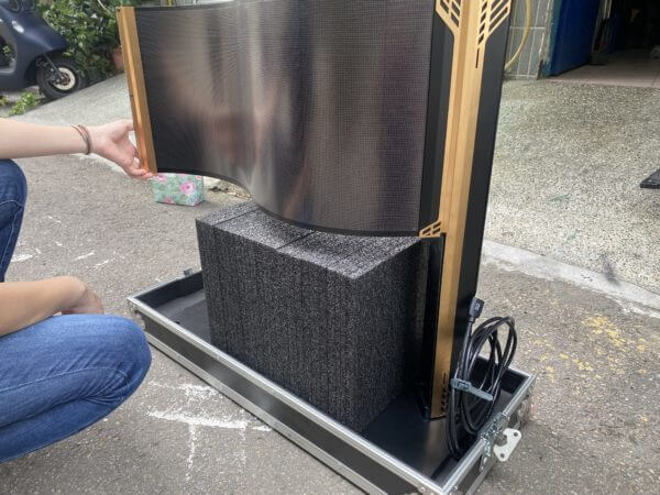 特殊曲型顯示器展售箱訂製