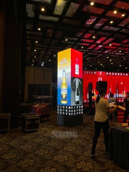 Read more about the article 直角電視牆 柱狀廣告螢幕