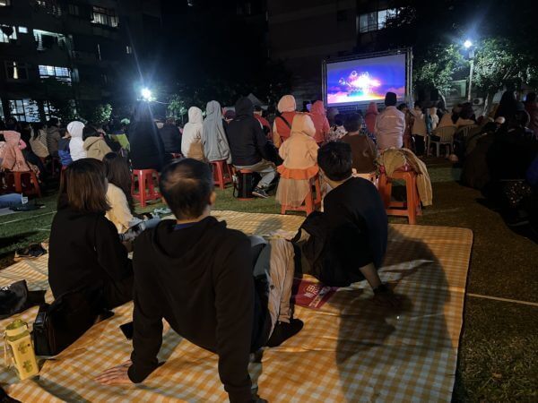 草地親親電影日
