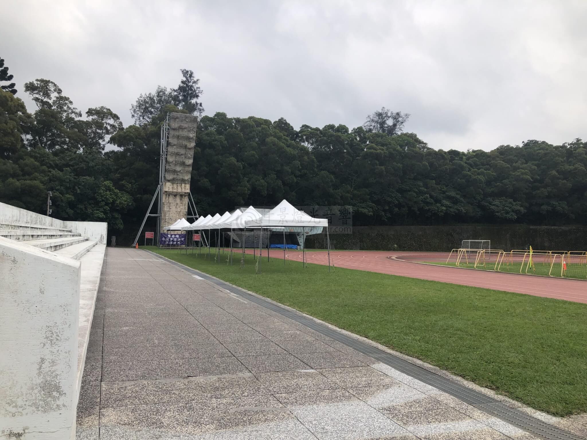 路跑白色三米漲搭設2-3-scaled 路跑帳篷搭設出租／校園帳篷安全搭設