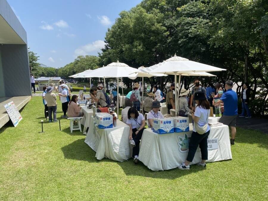 陽傘-攤位白色桌椅-4-900x675 白色系 攤位陽傘桌椅組