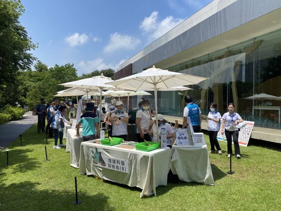 陽傘-攤位白色桌椅-6-900x675 白色系 攤位陽傘桌椅組